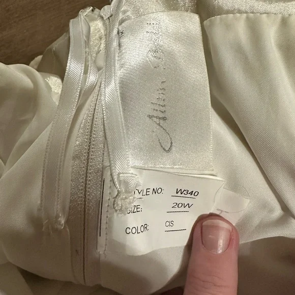 Elegant Lace Wedding Dress - Picture 10 of 10